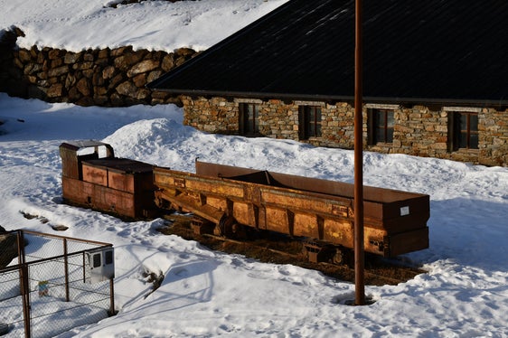 Der Grubenwaggon aus dem Südtiroler Landesmuseum Bergbau ist ein Museumsobjekt – mit seiner Gesamtlänge von 8 Metern steht er auf dem Freigelände des Standorts Ridnaun. (Foto: LPA/Landesmuseum Bergbau/Samantha Schneider)