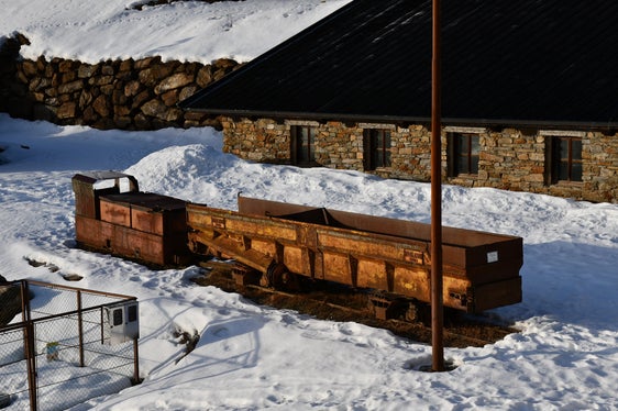 Il carro da miniera del Museo provinciale delle miniere dell'Alto Adige è un oggetto museale: con i suoi 8 metri di lunghezza, si trova nell'area esterna del sito di Ridanna. (Foto: USP/Museo provinciale delle miniere/Samantha Schneider)