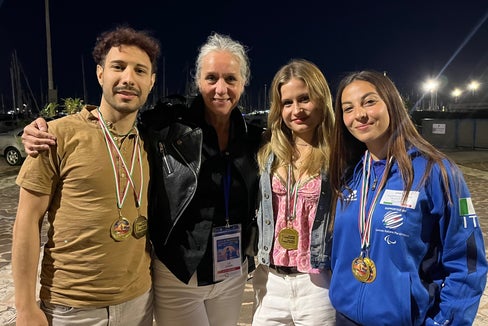 Anna Negri aus Kaltern zählt heute zu den erfolgreichsten Athletinnen im Transplant-Sport Italiens (von links): Luca Sinagra, Liz Schick (Präsidentin der World Transplant Games), Anna Negri, Claudia Graziani. (Foto: Josef Negri)