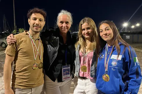 La caldarese Anna Negri è oggi una delle atlete di maggior successo in tutta Italia tra gli sportivi che hanno subito un trapianto. Nella foto, da sinistra a destra: Luca Sinagra, Liz Schick (presidente dei World Transplant Games), Anna Negri, Claudia Graziani. (Foto: Josef Negri)