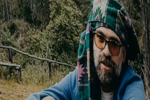 Il premio speciale “Dolomiti Patrimonio Mondiale UNESCO” 2025 è stato assegnato al documentario “Karuara” del regista Miguel Araoz Cartagena (nella foto), che ha trasmesso un videomessaggio durante la cerimonia di premiazione svoltasi il 12 aprile. (Foto: Bolzano Filmfestival Bozen/Daniele Fiorentino)