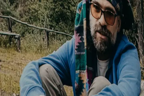 Il premio speciale “Dolomiti Patrimonio Mondiale UNESCO” 2025 è stato assegnato al documentario “Karuara” del regista Miguel Araoz Cartagena (nella foto), che ha trasmesso un videomessaggio durante la cerimonia di premiazione svoltasi il 12 aprile. (Foto: Bolzano Filmfestival Bozen/Daniele Fiorentino)