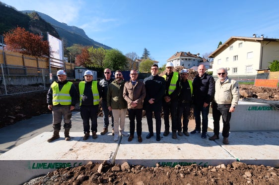 Auf der Baustelle für das Gemeinschaftshaus, das bereits 2026 fertig gebaut werden soll, waren auch zahlreiche am Bau Beteiligte. (Foto: LPA/Gianluca Crocco)