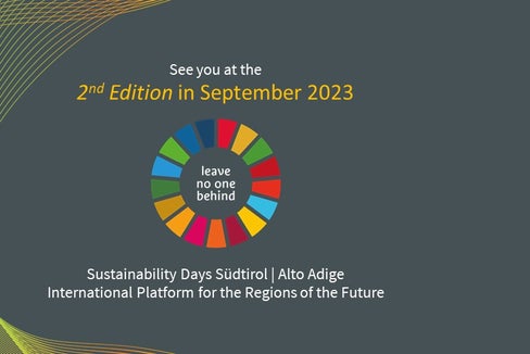 Niemanden zurücklassen (leave no on behind) stand zum Abschluss groß auf dem Bildschirm in der Messe Bozen: Die Ausgabe der Sustainability Days Südtirol im September 2023 steht in Zeichen der sozialen Nachhaltigkeit. (Foto: LPA/IDM)