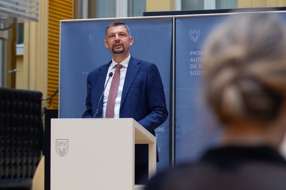 Landesrat Alfreider: Mit dem heutigen Beschluss sind alle Projekte zur Mobilitätsverbindung Meran-Schenna-Tirol auch formal vom Tisch. Wir werden uns in Rom dafür einsetzen, die Gelder für ein ähnliches Vorhaben in Südtirol verwenden zu können. (Foto: LPA/Fabio Brucculeri)