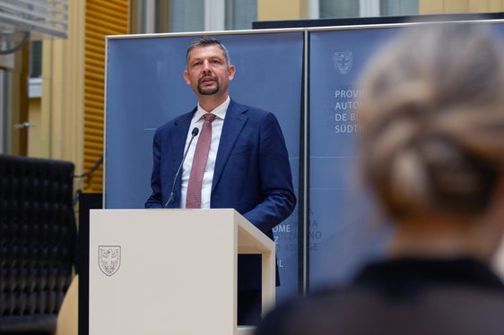 Landesrat Alfreider: Mit dem heutigen Beschluss sind alle Projekte zur Mobilitätsverbindung Meran-Schenna-Tirol auch formal vom Tisch. Wir werden uns in Rom dafür einsetzen, die Gelder für ein ähnliches Vorhaben in Südtirol verwenden zu können. (Foto: LPA/Fabio Brucculeri)