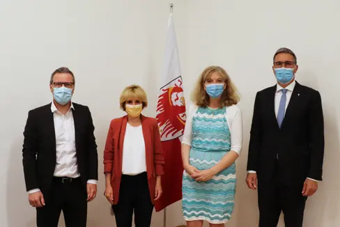 Il presidente provinciale Kompatscher e l'assessora alle politiche sociali Deeg hanno incontrato la nuova presidente dell'Associazione delle Residenze per Anziani, Martina Ladurner, ed il direttore dell’Associazione, Oswald Mair (Foto: ASP/B. Werth)