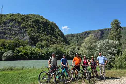Durante le tappe del tour ciclistico, i colleghi trentini hanno anche avuto modo di conoscere gli interventi attuati per il consolidamento degli argini lungo l'Adige. (Foto: USP/Ufficio Centro funzionale provinciale dell'Agenzia per la Protezione civile)