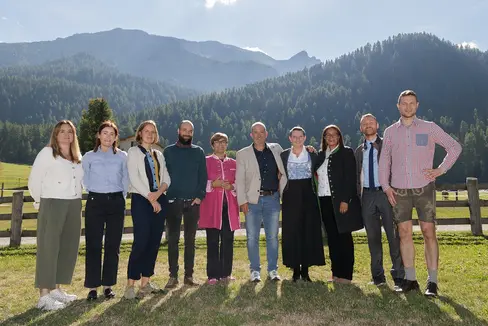 L Vnuest, la Regiun Engiadina Bassa Val Müstair y la Ladinia lëura deberieda per svilupé la cultura tl turism.
(da man drëta: project manager Stefan Graziadei dla Repartiziona Aministrazion Furmazion y Cultura Ladina, diretëur de repartizion Mathias Stuflesser, la presidënta dl chemun Val Müstair Gabriella Binkert-Becchetti, project manager Ellis Kasslatter, Arno Kirchen dla Regiun Engiadina Bassa Val Müstair, la presidënta dla Comunità de comprensore Roselinde Gunsch, Peter Luis Thaler de GWR Vinschgau, Martina Schlapbach dla Regiun Engiadina Bassa Val Müstair, Verena Gufler y Martina Götsch, tramedoves dla Comunità raiunela Vnuest). (Foto: Dominik Täuber)