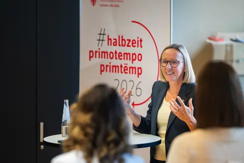 L'assessora provinciale Amhof ha riferito sul successo dell'approccio CLLD (Community-Led Local Development – sviluppo locale di tipo partecipativo): Il territorio coinvolto nel programma è considerato a livello europeo un pioniere e un modello di studio per lo sviluppo regionale dal basso. Per questo motivo, all'interno della Ripartizione Europa nascerà un centro di competenza specifico per il CLLD. (Foto: USP/Greta Stuefer)