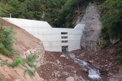 Das Landesamt für Wildbach- und Lawinenverbauung Süd hat die Arbeiten zur Errichtung dieser großen Rückhaltesperre im Sinichbach in der Gemeinde Meran abgeschlossen. (Foto: LPA/Landesamt für Wildbach- und Lawinenverbauung Süd)