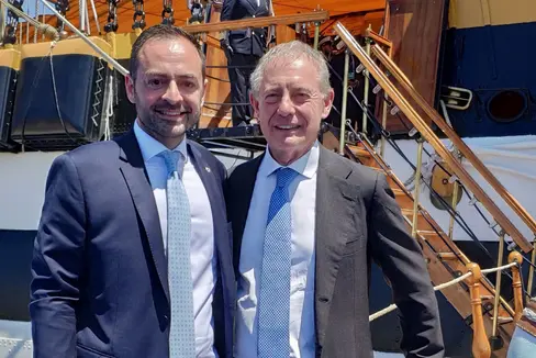 Landesrat Marco Galateo (links) traf vor dem Segelschiff „Amerigo Vespucci“ mit dem Minister für Unternehmen und Made in Italy Adolfo Urso. (Foto: LPA)