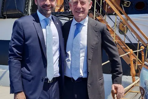 Landesrat Marco Galateo (links) traf vor dem Segelschiff „Amerigo Vespucci“ mit dem Minister für Unternehmen und Made in Italy Adolfo Urso. (Foto: LPA)