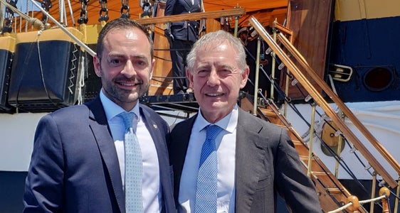 Il vicepresidente della Provincia autonoma di Bolzano Marco Galateo (a sinistra) davanti al veliero Amerigo Vespucci assieme al ministro delle Imprese e del Made in Italy Adolfo Urso. (Foto: USP)