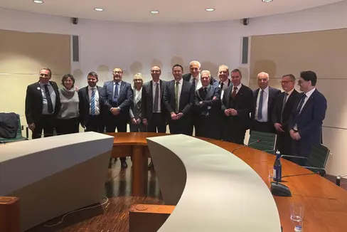 La Commissione politiche agricole con il commissario Ue, Christophe Hansen (Foto: USP/Sabine Pitscheider)