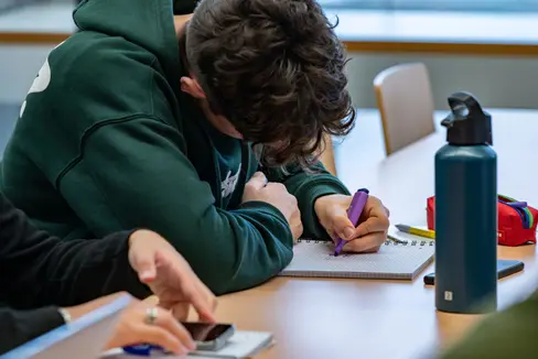 Ammissioni elevate, maturità superata dal 99,63% degli studenti e risultati solidi anche nella formazione professionale per la scuola italiana dell'Alto Adige. (Foto: USP/Greta Stuefer)