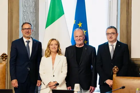 Nce ëi à laurà pea pra la elaurazion y la deliberazion dla reforma dl’autonomia. Da man ciancia, l presidënt dla Jonta provinziela de Bulsan Arno Kompatscher (Südtirol), la presidënta dl Cunsëi di Ministri Giorgia Meloni, l minister per la Regions Roberto Calderoli y l presidënt dla Jonta provinziela de Trënt Maurizio Fugatti (Trentin). (Foto: USP)