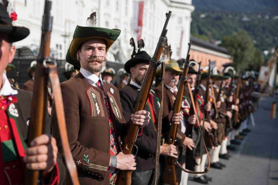 Die Schützenkompanie Längenfeld und St. Martin in Passeier, die Musikkapelle Fiss sowie Fahnenabordnungen der Traditionsverbände empfingen die Ehrengäste zu den Feierlichkeiten vor der Kaiserlichen Hofburg zu Innsbruck. (Foto: Land Tirol/Sedlak)