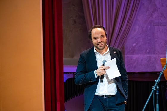 Le scuole di musica sono molto più che semplici luoghi di insegnamento, ha sottolineato l’assessore provinciale Philipp Achammer nel suo discorso di benvenuto. (Foto: USP/Direzione provinciale Scuola musicale tedesca e ladina/Nathan Chizzali)
