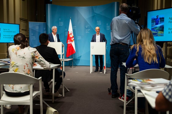 Die Daten im über 200 Seiten starken Agrar- und Forstbericht sollen ein Nachschlagwerk für Interessierte sein, aber auch eine Entscheidungshilfe für die Politik bei der Weichenstellung für die Zukunft, sagte Landesrat Schuler (l.). (Foto: LPA/Fabio Brucculeri)