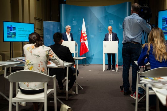 Nelle oltre 200 pagine della Relazione agricola & forestale si possono leggere dati interessanti. Sono destinate ad essere un'opera di riferimento per gli interessati, ma anche un aiuto decisionale per i politici per definire la rotta per il futuro, ha dichiarato l'assessore provinciale Arnold Schuler. (Foto: ASP/Fabio Brucculeri)