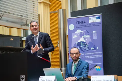 Wertvoller Dienst zum Schutz der Bürgerinnen und Bürger der Europaregion: Landeshauptmann Arno Kompatscher bei der heutigen Fachtagung zum Euregio-Wetterbericht (Foto: LPA/Fabio Brucculeri)