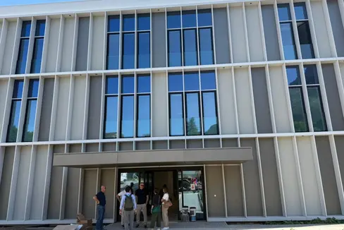 Das neue Gemeinschaftshaus Leifers (im Bild kurz vor der Fertigstellung) nimmt am 3. Juni seinen Betrieb auf. Im Gemeinschaftshaus arbeiten Gesundheits- und Sozialdienste zusammen. Ein Ambulatorium für kleine Dringlichkeiten bietet schnelle Hilfe. (Foto: LPA/Ressort ür Gesundheit)