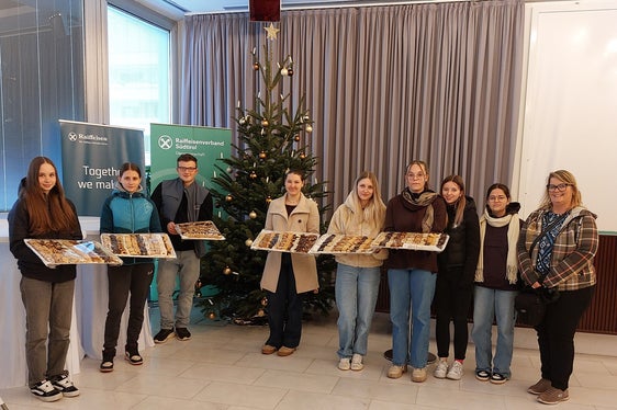 Schülergenossenschaft hondgmocht & hausgmocht der Fachschule für Hauswirtschaft und Ernährung Tisens mit der Weihnachtsbäckerei für den Raiffeisenverband Südtirol und Raiffeisen Information Service. (Foto: LPA/Fachschule für Hauswirtschaft und Ernährung Tisens)
