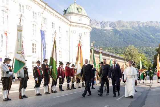 Landesüblicher Empfang am Hohen Frauentag: Abschreiten der Formation mit (v.l.) Landeshauptleute Anton Mattle (Tirol) und Arno Kompatscher (Südtirol), Staatssekretär Florian Tursky und Abt Leopold Baumberger (Foto: Land Tirol/Die Fotografen)