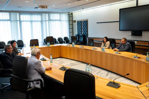 Sicherheitslandesrätin Ulli Mair (von links), Landeshauptmann Arno Kompatscher und Generalsekretär Eros Magnago tauschten sich mit Roberta Bifolchetti (gegenüber von links) und Maurizio La Porta von der Gewerkschaft der Gefängnispolizei (Organizzazione Sindacale Autonoma Polizia Penitenziaria - OSAPP) aus. (Foto: LPA/Fabio Brucculeri)