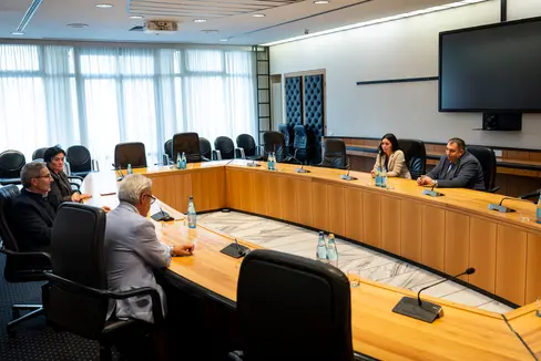 L'assessora alla Sicurezza Ulli Mair (da sinistra), il presidente della Provincia Arno Kompatscher e il segretario generale Eros Magnago hanno discusso con Roberta Bifolchetti (di fronte a sinistra) e Maurizio La Porta dell'Organizzazione Sindacale Autonoma Polizia Penitenziaria (OSAPP). (Foto: USP/Fabio Brucculeri)