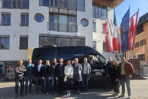 Während des Lokalaugenscheins in Olang, von links: der Gemeinderat von Olang, Philipp Felder, der Bürgermeister von Olang, Lukas Schnarf, der Direktor des Tourismusvereins Olang, Matthias Santer und die Präsidentin Daniela Gasser, der Bozner Gemeinderat Peter Warasin, der Ressortdirektor Martin Vallazza, die Bozner Mobilitätsstadträtin Johanna Ramoser, der Bürgermeister von Jenesien, Paul Romen, der Vizebürgermeister von Jenesien, Gerhard Hofer, der Gemeindereferent von Jenesien, Lorenz Taber, Evi Innerhofer vom Tourismusverein Jenesien sowie der Gemeinderat von Jenesien, Andreas Lamprecht. (Foto: LPA/Helga Morandell)