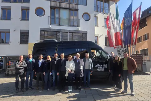 Während des Lokalaugenscheins in Olang, von links: der Gemeinderat von Olang, Philipp Felder, der Bürgermeister von Olang, Lukas Schnarf, der Direktor des Tourismusvereins Olang, Matthias Santer und die Präsidentin Daniela Gasser, der Bozner Gemeinderat Peter Warasin, der Ressortdirektor Martin Vallazza, die Bozner Mobilitätsstadträtin Johanna Ramoser, der Bürgermeister von Jenesien, Paul Romen, der Vizebürgermeister von Jenesien, Gerhard Hofer, der Gemeindereferent von Jenesien, Lorenz Taber, Evi Innerhofer vom Tourismusverein Jenesien sowie der Gemeinderat von Jenesien, Andreas Lamprecht. (Foto: LPA/Helga Morandell)