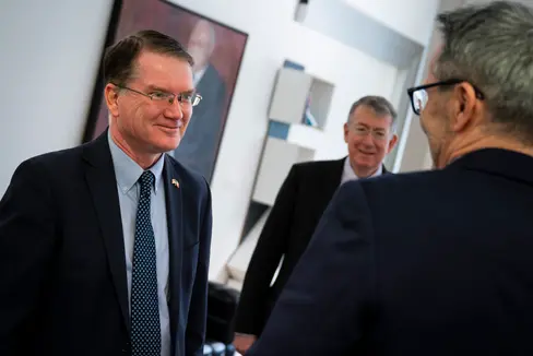 L'incontro tra l’incaricato d’affari dell’Ambasciata degli Stati Uniti, Shawn Crowley, e il presidente Kompatscher (qui di spalle) è stato caratterizzato da grande cordialità (Foto: USP/Fabio Brucculeri)