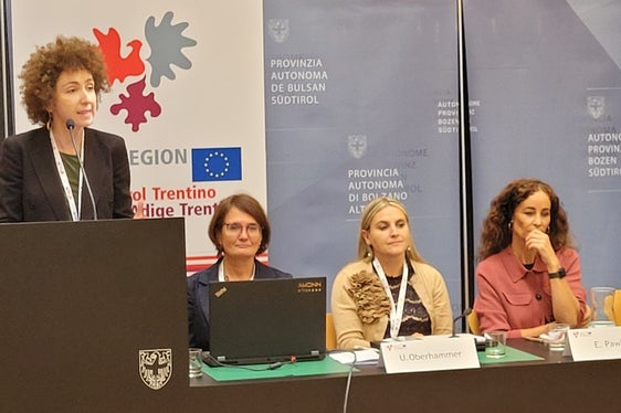 Euregio-Generalsekretärin Elisa Bertò (ganz links) will sich auch künftig für Projekte zur Chanchengleichheit einsetzen und grenzüberschreitende Netzwerke zwischen Frauen vorantreiben. (Foto: Euregio)