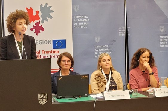 Euregio-Generalsekretärin Elisa Bertò (ganz links) will sich auch künftig für Projekte zur Chanchengleichheit einsetzen und grenzüberschreitende Netzwerke zwischen Frauen vorantreiben. (Foto: Euregio)