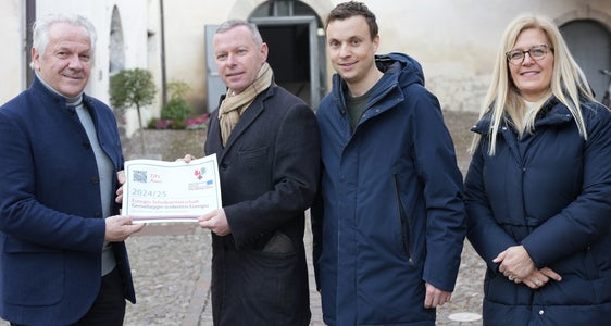 Auch die Fachoberschule für Landwirtschaft Auer ist Teil einer Euregio-Schulpartnerschaft (mit den Zillertaler Tourismusschulen). Im Bild (v.l.) Schuldirektor Christian Gallmetzer mit Euregio-Generalsekretär sowie Martin Nock und Elena Rado von der Fachoberschule für Landwirtschaft Auer. (Foto: Euregio)
