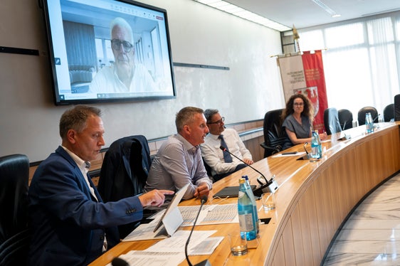 Al tavolo delle trattative per conto della Provincia di Bolzano (da sinistra): Ulrich Höllrigl, Direttore del Dipartimento Agricoltura, Foreste e Turismo, l'assessore Luis Walcher, il presidente della Provincia Arno Kompatscher ed Elisa Montali, coordinatrice del Dipartimento Turismo. (Foto: USP/Fabio Brucculeri)