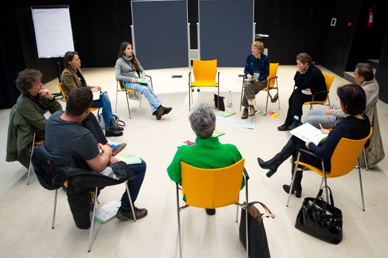 Zweiter Klimabürgerrat: In den Arbeitsgruppen zu den Themenfeldern Mobilität, Wohnen, Energie, Konsum und Produktion sowie Ernährung und Landnutzung wurde weitergearbeitet. (Foto: LPA/Fabio Brucculeri)