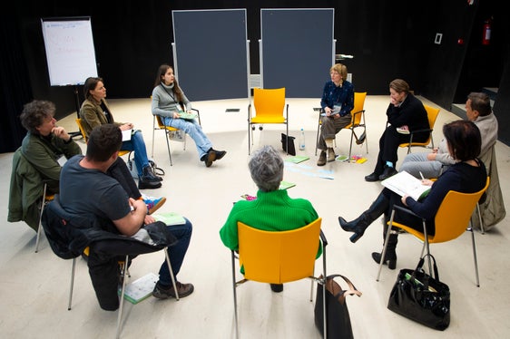 Zweiter Klimabürgerrat: In den Arbeitsgruppen zu den Themenfeldern Mobilität, Wohnen, Energie, Konsum und Produktion sowie Ernährung und Landnutzung wurde weitergearbeitet. (Foto: LPA/Fabio Brucculeri)