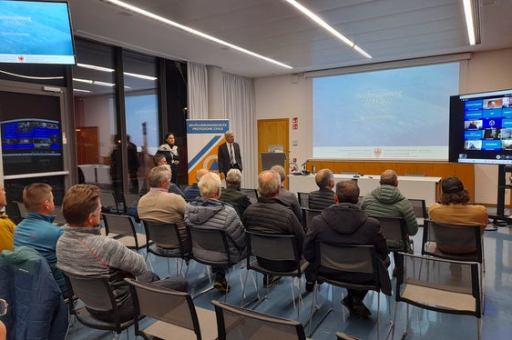 Die Mitglieder der Gemeinde-Lawinenkommissionen haben sich gestern (22. November) Abend bei ihrem jährlichen Winteropening über Neuigkeiten informiert und ausgetauscht. (Foto: LPA/Maja Clara)