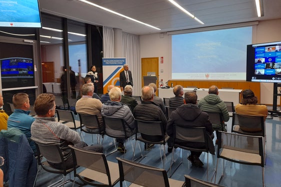 Die Mitglieder der Gemeinde-Lawinenkommissionen haben sich gestern (22. November) Abend bei ihrem jährlichen Winteropening über Neuigkeiten informiert und ausgetauscht. (Foto: LPA/Maja Clara)