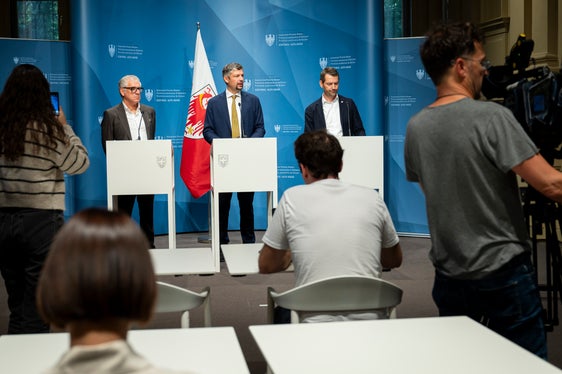 Da sinistra il presidente del Consorzio dei Comuni dell'Alto Adige, Andreas Schatzer, l'assessore provinciale alla Mobilità Daniel Alfreider e il direttore del Dipartimento Infrastrutture e Mobilità, Martin Vallazza. (Foto: USP/Fabio Brucculeri)