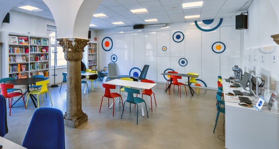 Wer gerne mit Medien arbeitet, Bildung mitgestaltet und einen sicheren Arbeitsplatz mit Sinn sucht, kann beim Wettbewerb der Landesverwaltung für die unbefristete Aufnahme von 27 Bibliothekarinnen und Bibliothekaren der VII. Funktionsebene mitmachen. (Foto: LPA/Peter Daldos)