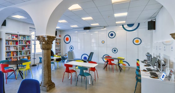 Wer gerne mit Medien arbeitet, Bildung mitgestaltet und einen sicheren Arbeitsplatz mit Sinn sucht, kann beim Wettbewerb der Landesverwaltung für die unbefristete Aufnahme von 27 Bibliothekarinnen und Bibliothekaren der VII. Funktionsebene mitmachen. (Foto: LPA/Peter Daldos)