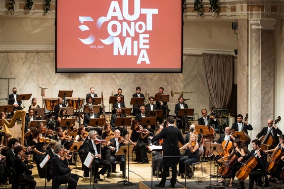 Das Haydn-Orcherster sorgte für die musikalische Hommage an 50 Jahre Autonomiestatut. (Foto: LPA/Ivo Corrá)