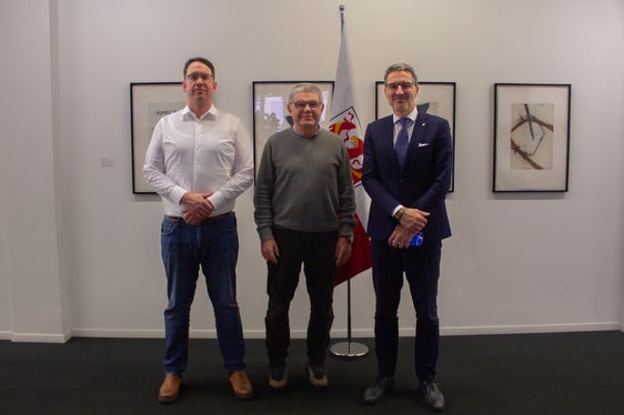 Vereinbarung unterzeichnet: (v.r.) Landeshauptmann Arno Kompatscher und die DAV-Landshut-Vorsitzenden Bernhard Tschochner und Maximilian Weh (Foto: LPA/Greta Stuefer)