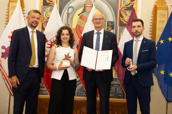 Linda Stringari (seconda da sx), una dei giovani premiati dell'Alto Adige con i rappresentanti dei tre territori. (Foto: Archivio Ufficio Stampa Provincia di Trento)