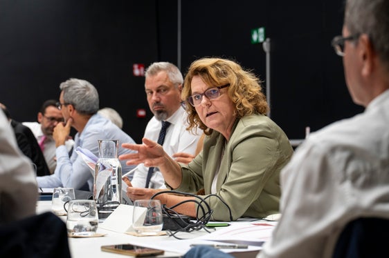 I membri della Giunta provinciale hanno discusso, tra l’altro, delle misure volte a rafforzare il potere d’acquisto, a migliorare la conciliabilità tra famiglia e lavoro e a garantire alloggi a prezzi accessibili. Nella foto la vicepresidente della Provincia Rosmarie Pamer, dietro di lei il direttore generale Alexander Steiner. (Foto: USP/Fabio Brucculeri)