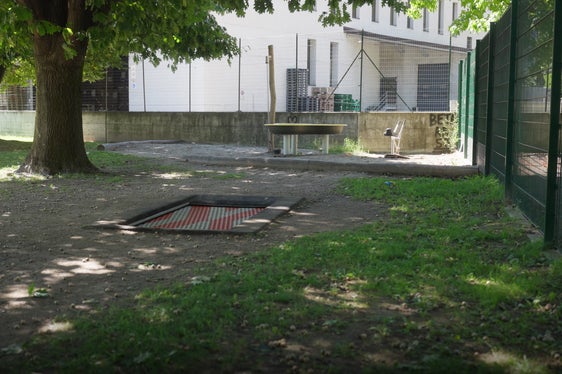 Nel parco giochi della zona sportiva di Lana è stato installato un trampolino accessibile anche alle persone in sedia a rotelle. (Foto: USP)